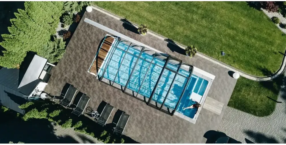 Glasfiberpool Trinidad med blå kakel, glastak och inbyggt poolöverdrag